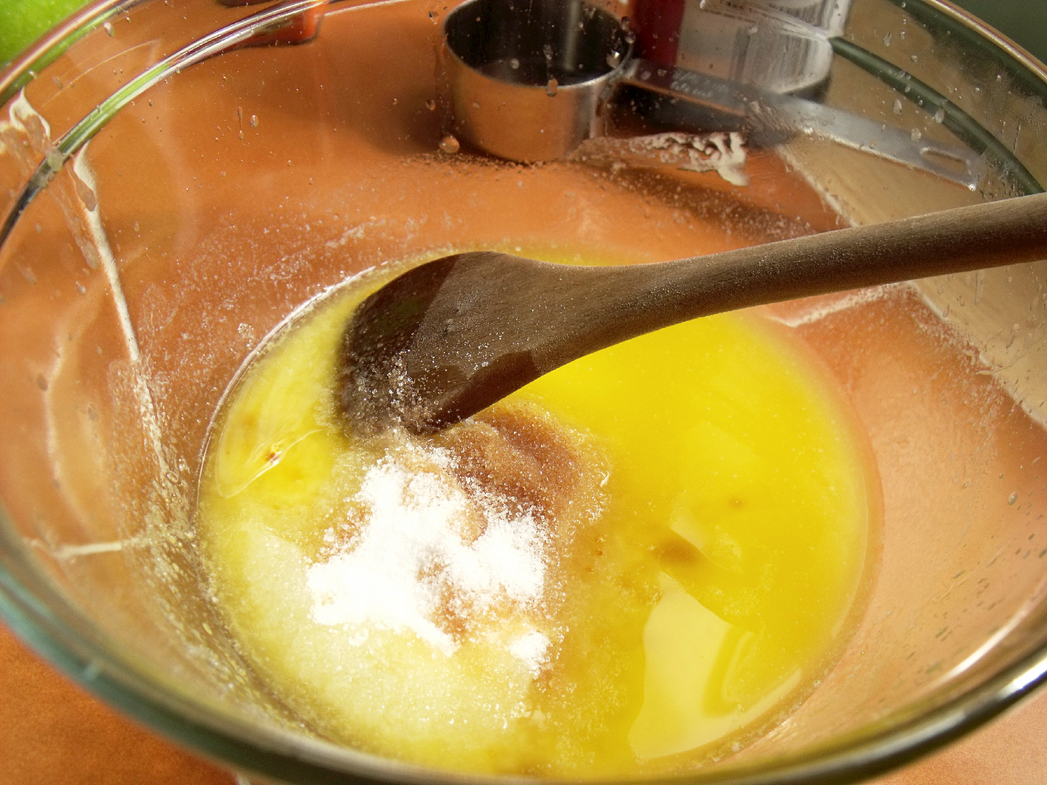 В масле есть сахар. Растопленное масло и сахар. Растопленное масло. Расплавленное масло. Растопленное сливочное масло.